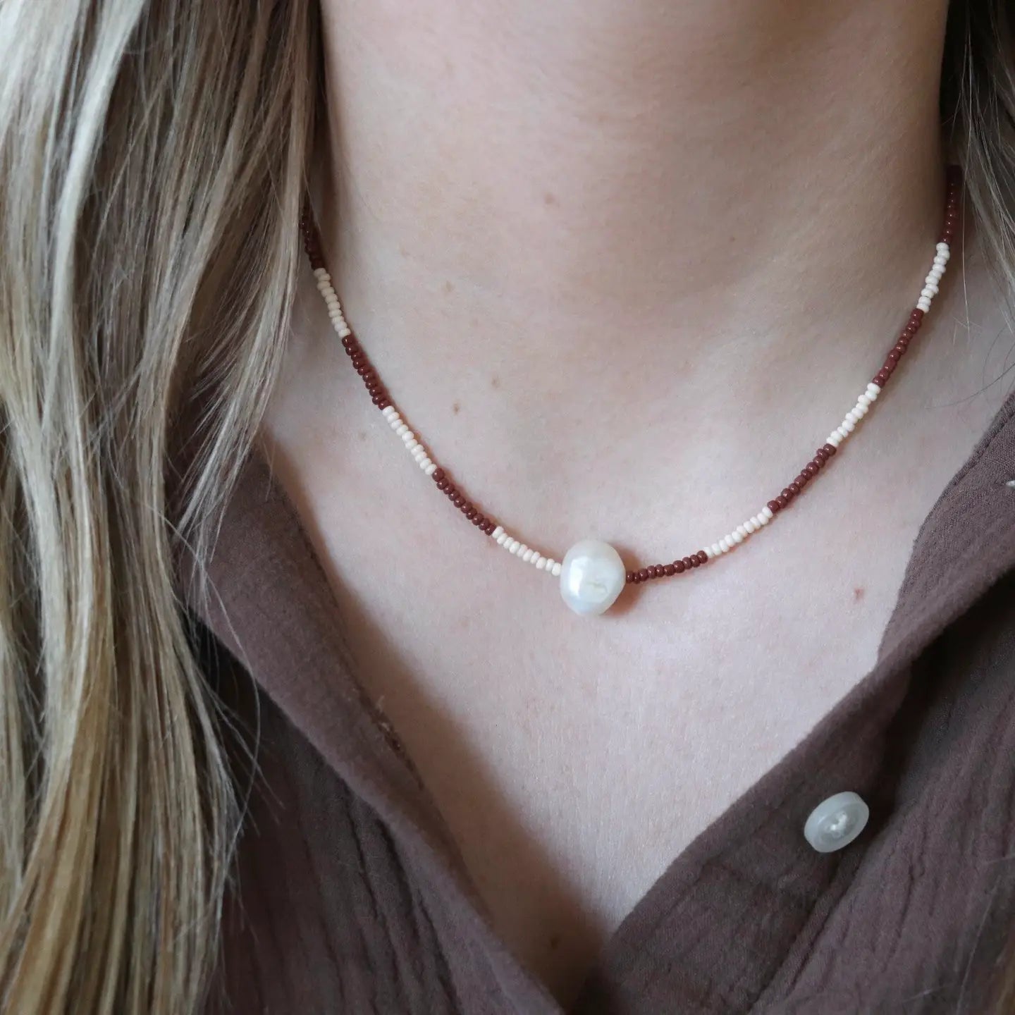 Lively with Pearl Necklace | Brown