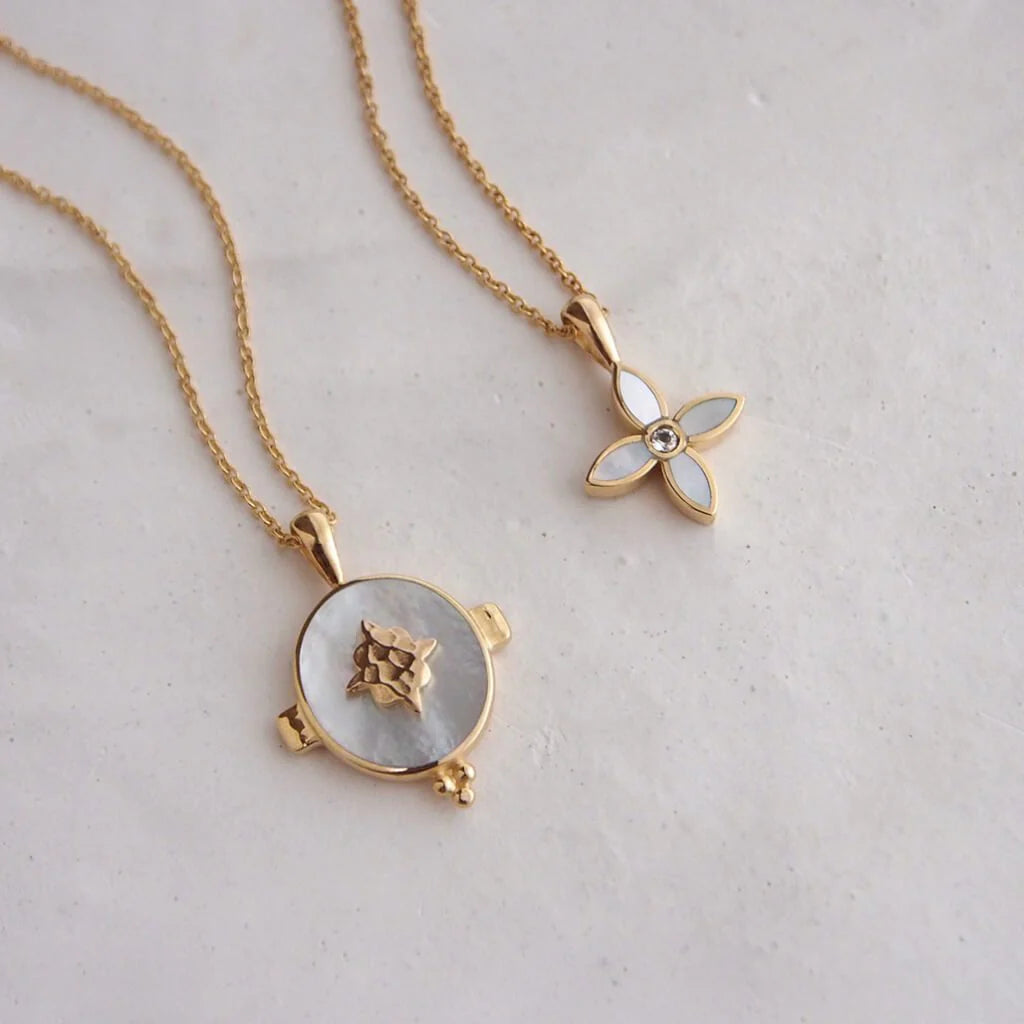 Oval Necklace with Mother of Pearl | 18KT Yellow Gold Plate