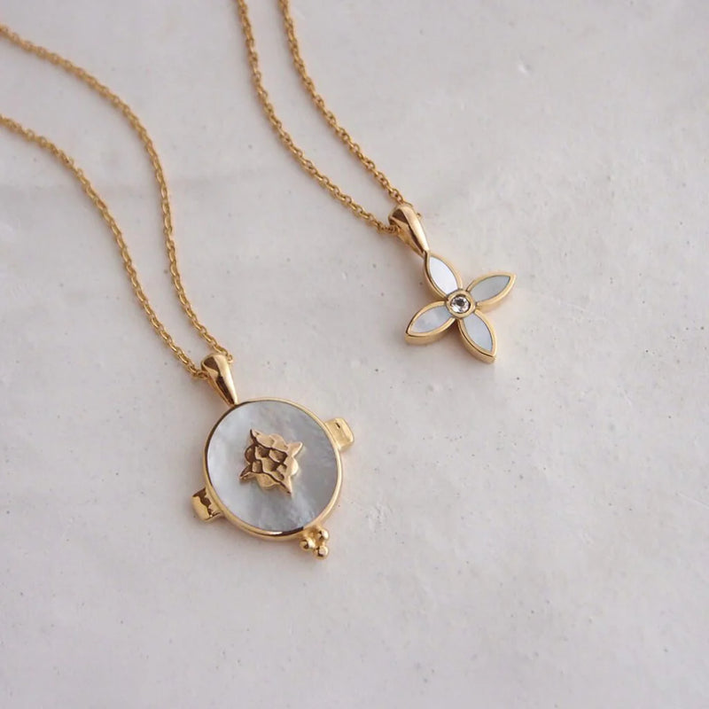 Oval Necklace with Mother of Pearl | 18KT Yellow Gold Plate