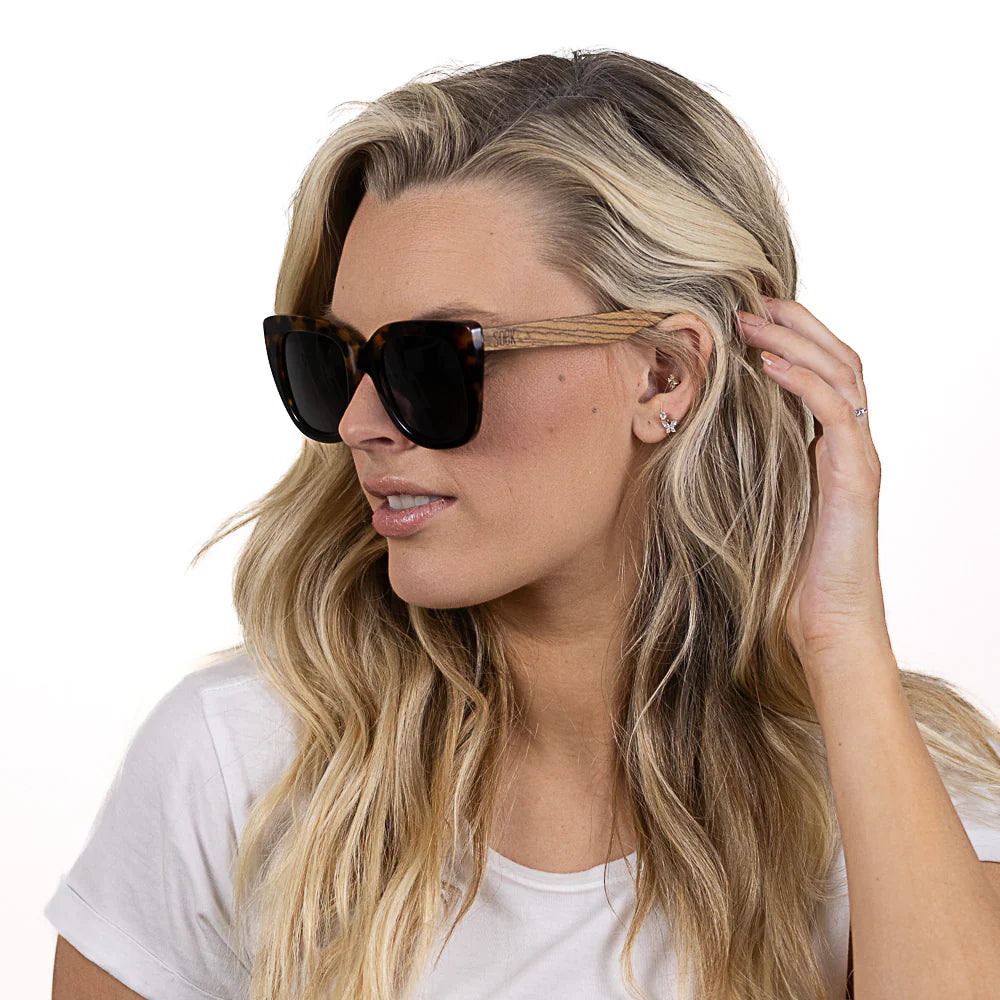 Riviera Toffee Tortoise/Black Frame l Black Polarised Lens l Walnut ArmsMaple Arms”