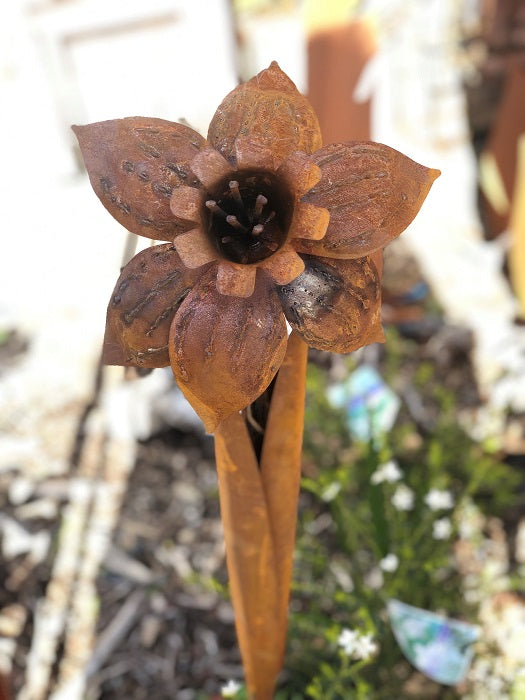 Rust Daffodil Garden Pot Stake