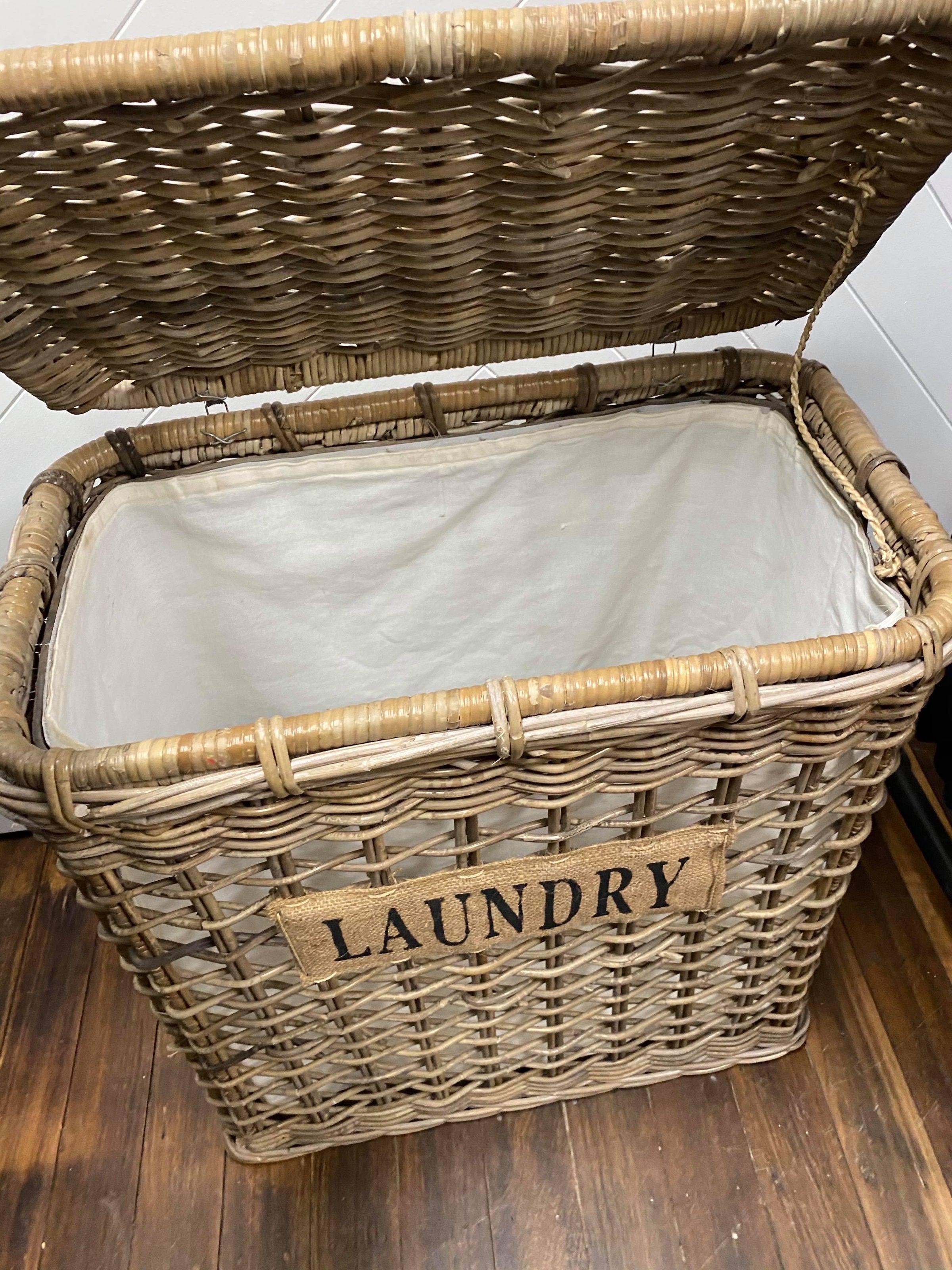 Laundry basket with lid