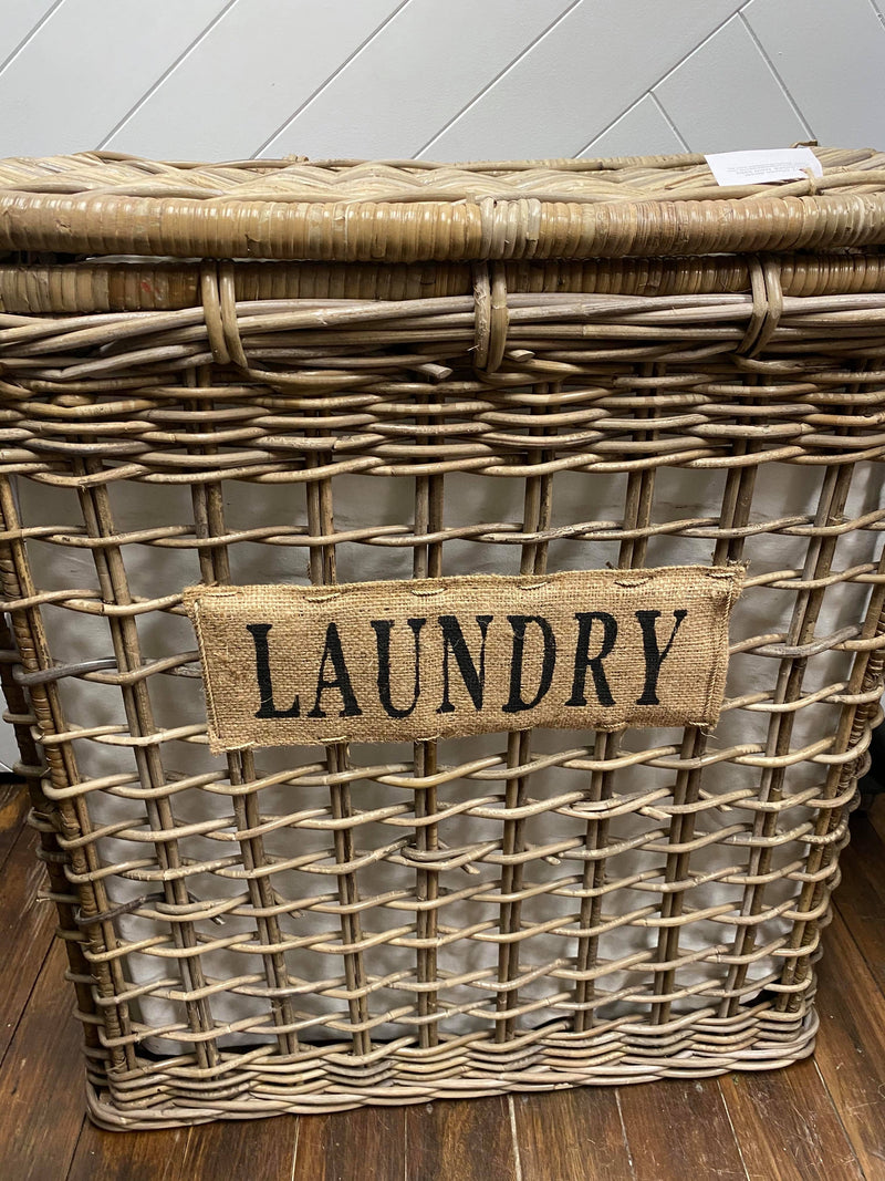 Laundry basket with lid